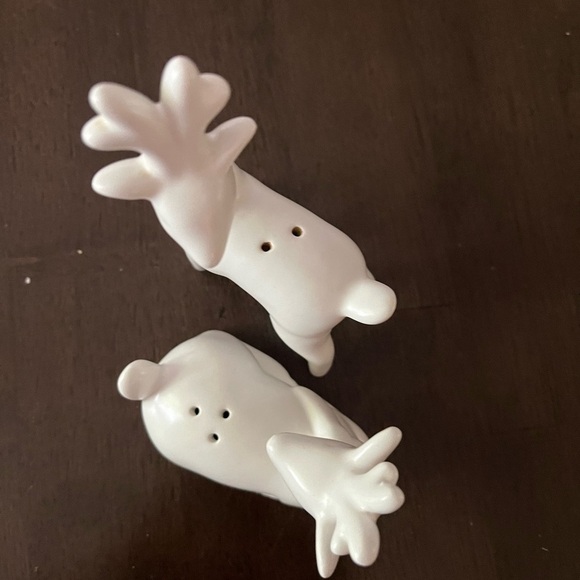 🎄Salt & Pepper Deer with Scarfs ShakerSet White Ceramic reindeer Winter - Picture 11 of 12